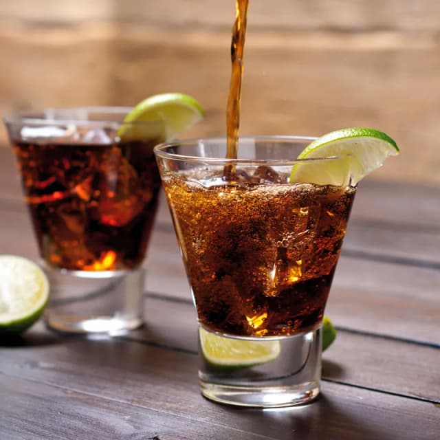 Rum and Cola Cocktail: A Classic, Refreshing Highball Recipe'