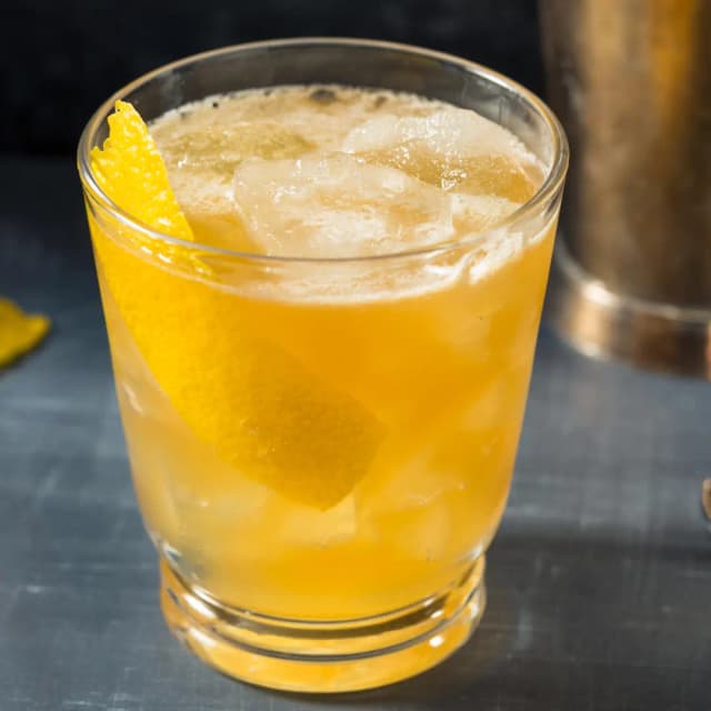 Gold Rush Cocktail Recipe: History, Ingredients & Variations